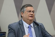 uniao-vai-instalar-novo-comando-para-retirar-garimpeiros-e-criminosos-da-terra-yanomami,-diz-dino