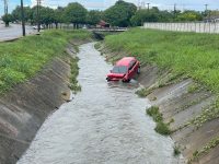 carro-cai-em-vala-e-motorista-e-encaminhada-ao-hospital-apos-acidente-em-boa-vista