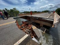 ponte-de-concreto-cede-e-trecho-da-br-174-e-interditado-no-sentido-a-pacaraima,-ao-norte-de-roraima