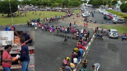 toneladas-de-salsicha-barradas-na-venezuela-vencem-e-sao-descartadas-em-aterro-sanitario