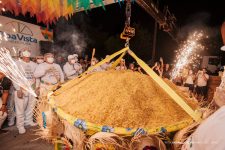 moradores-enfrentam-fila-quilometrica-para-comer-‘maior-pacoca-de-carne-seca-do-mundo’-em-arraial-de-boa-vista