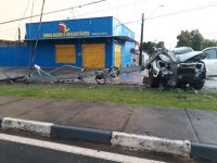 carro-colide-em-poste-e-parte-da-rua-fica-sem-energia-na-zona-oeste-de-boa-vista